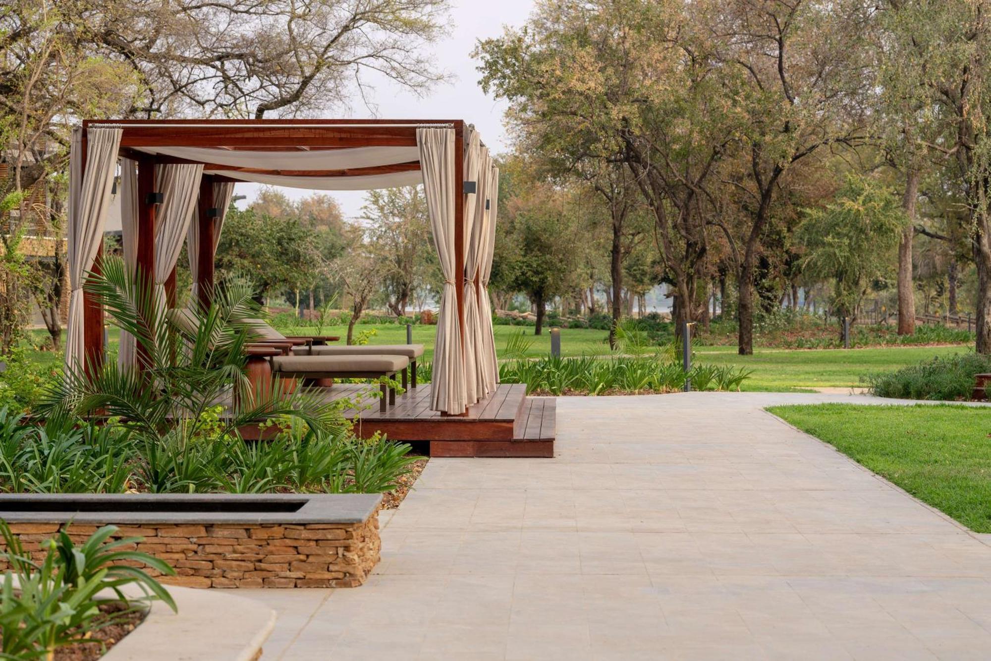 Radisson Blu Mosi-Oa-Tunya Livingstone Resort Exterior foto
